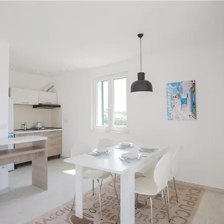 Apartment Villa Sucuraj *