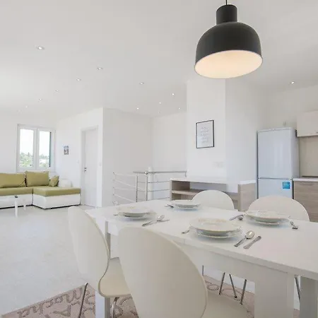 Apartment Villa Sucuraj *