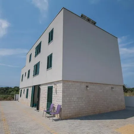 Villa Sucuraj *